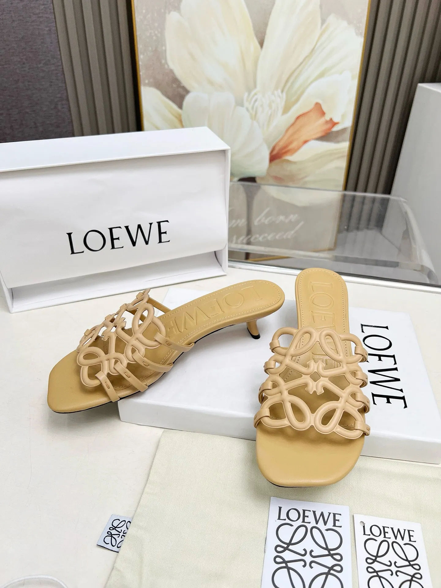 👟👟Ex-factory price 500👟👟 LOEWE 2025 SS summer limited edition hollow slippers, it is a very comprehensive noble fashion brand, highly recommended to all little fairies.   1⃣️Material: Imported cowhide 2⃣️Inner lining: Imported Italian lambskin, super soft and delicate 3⃣️Outsole: Imported Italian original original color genuine leather outsole Heel height 4.5 4⃣️Code number: 35 to 39 (40.41.42.43. Customized)